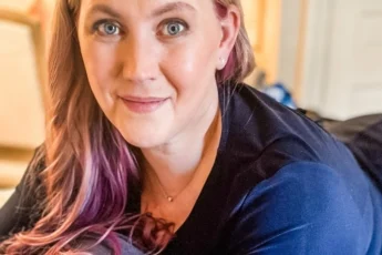 Ребекка Яррос - біографія та список книг